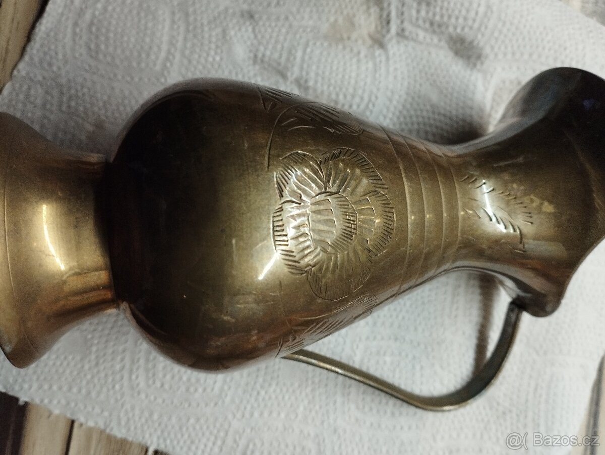 Mosazná džbánek tepaný