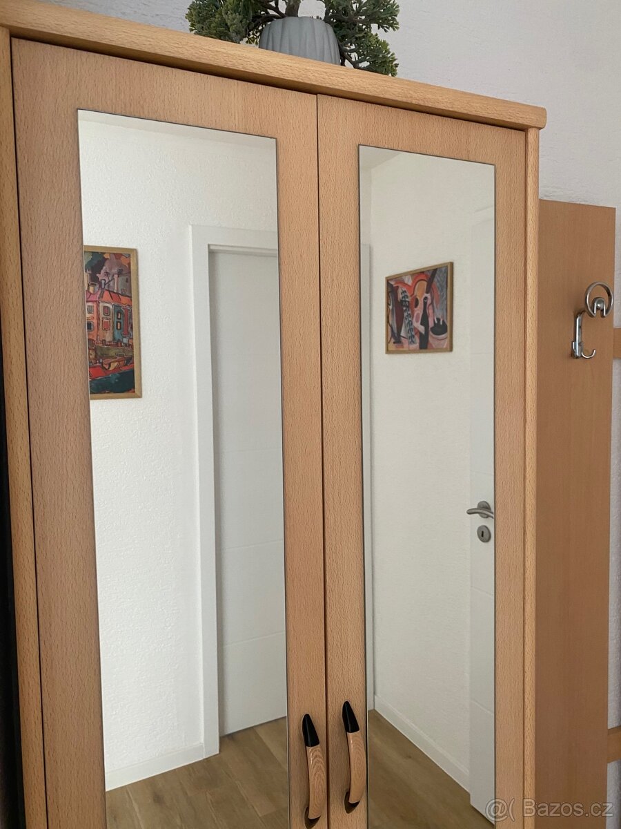 Prodám menší skříň