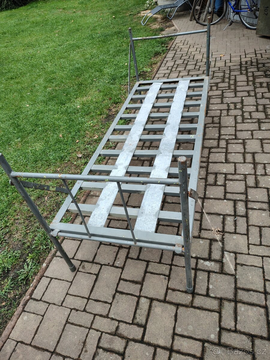 Vojenské postele