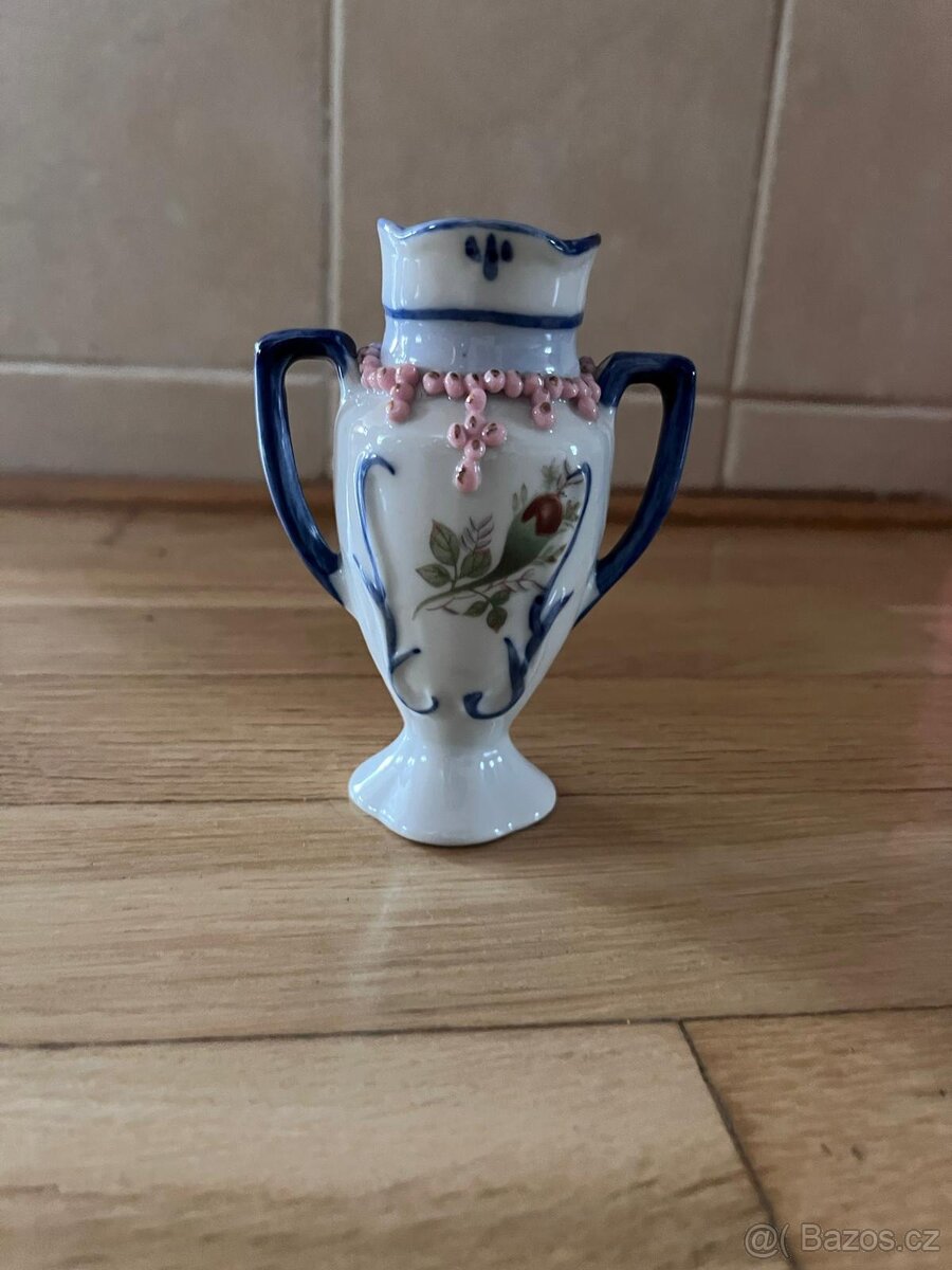 Porcelánová vázička do tvaru amfory