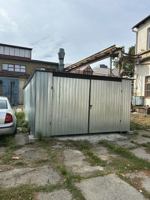 plechová garáž