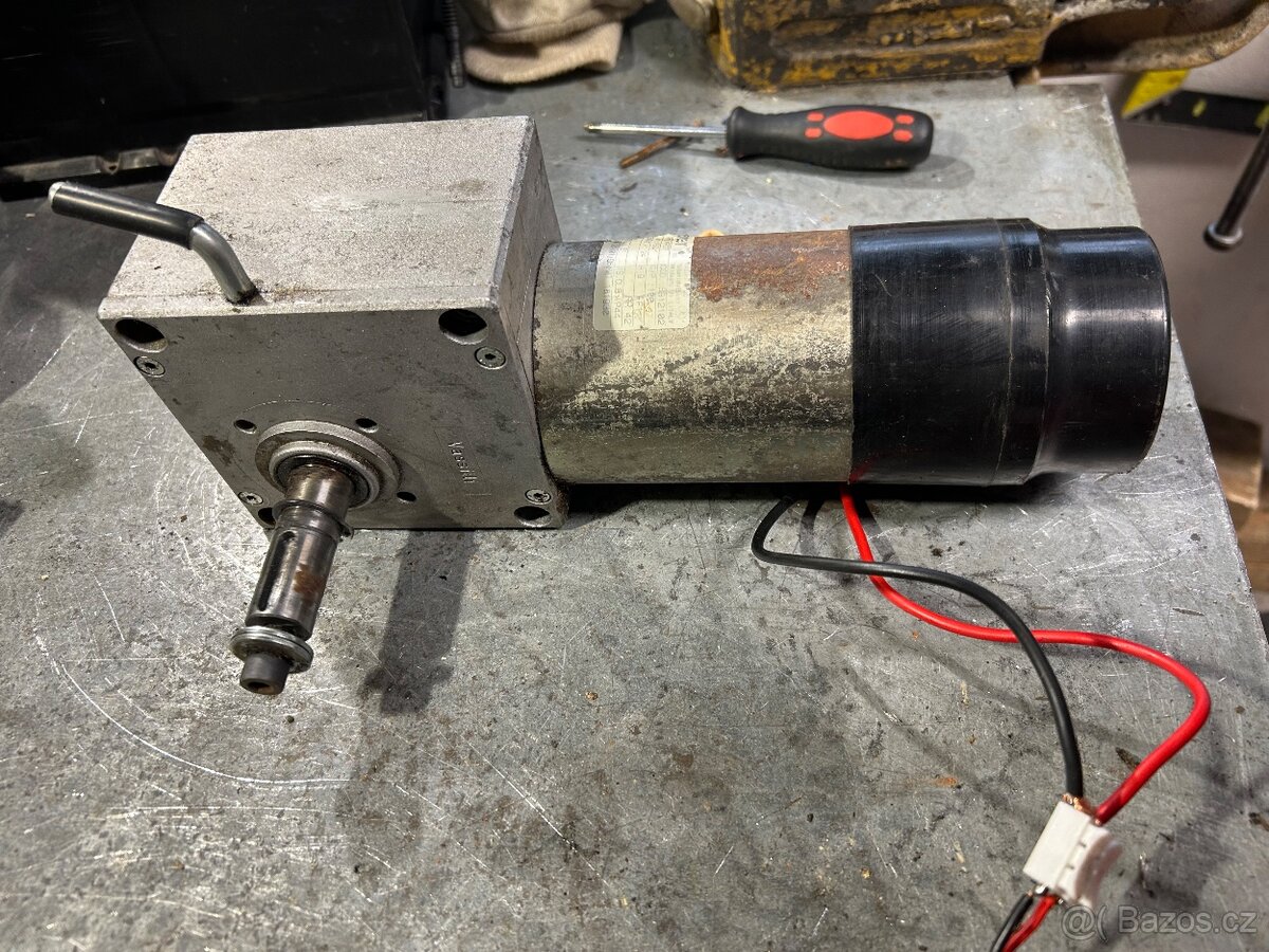 Elektromotor s převodovkou 12v
