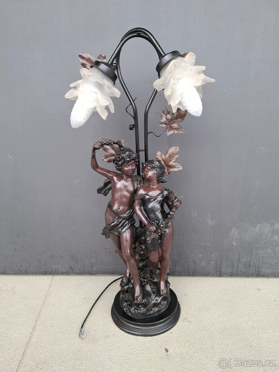 Figurální stolní lampa