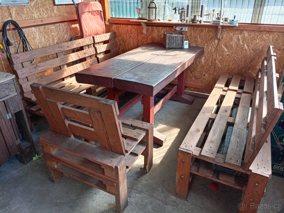 Dřevěné zahradní sezení + stůl.