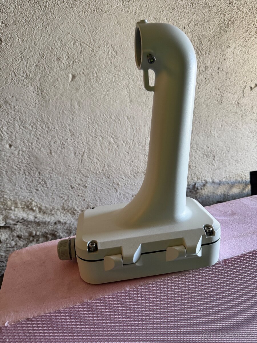 DRZAK NA KAMERU - HIKVISION