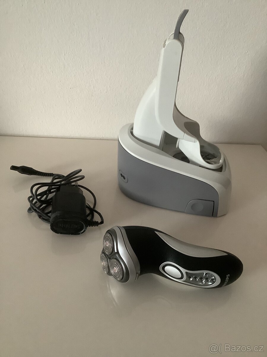 Holící strojek PHILIPS SPEED s čistící základnou