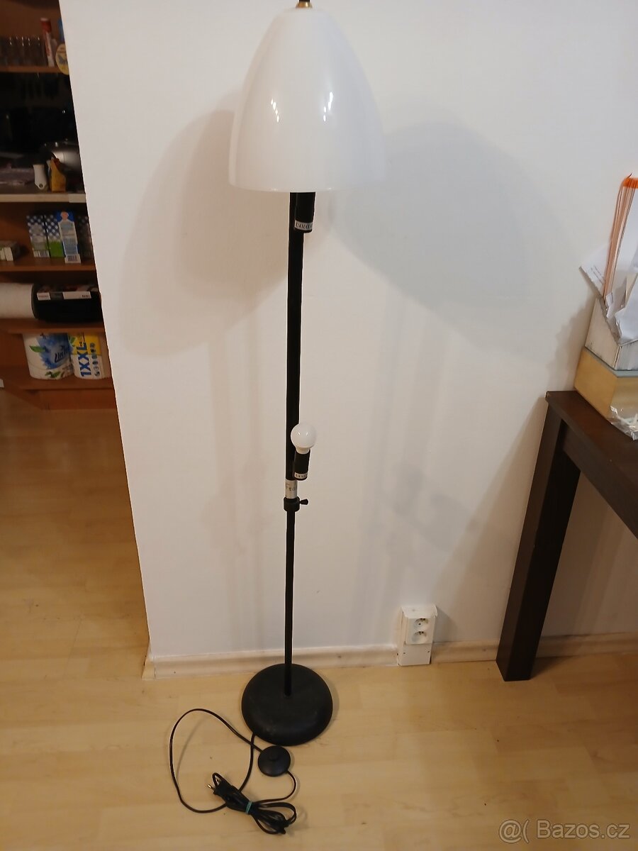Stojanová lampa s vypínačem