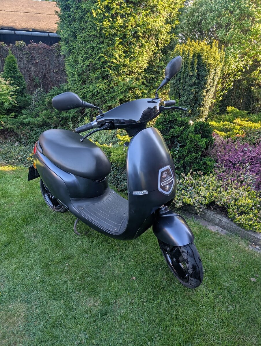 Elektroskútr Ecooter E1 2019 elektrický skútr
