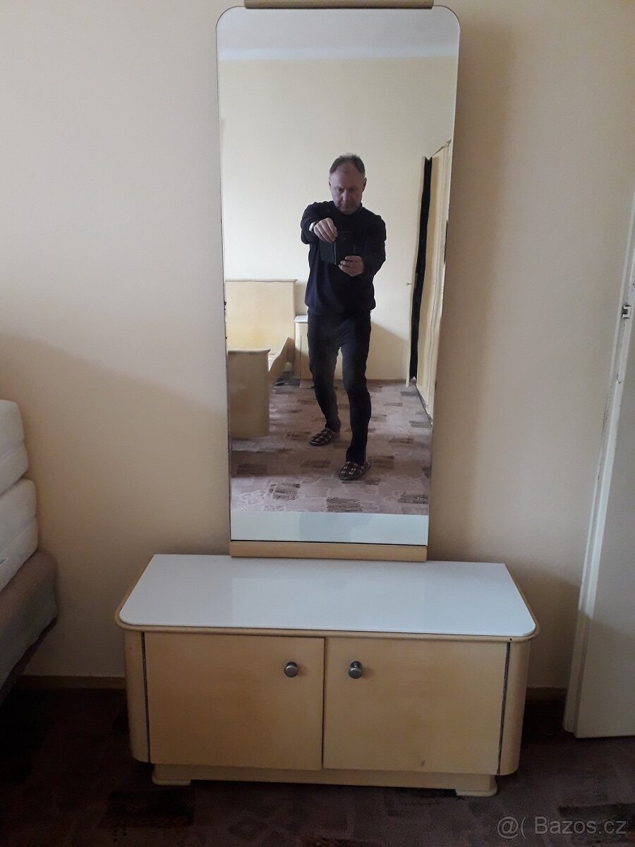 Prodám toaletku a dva noční stolky.