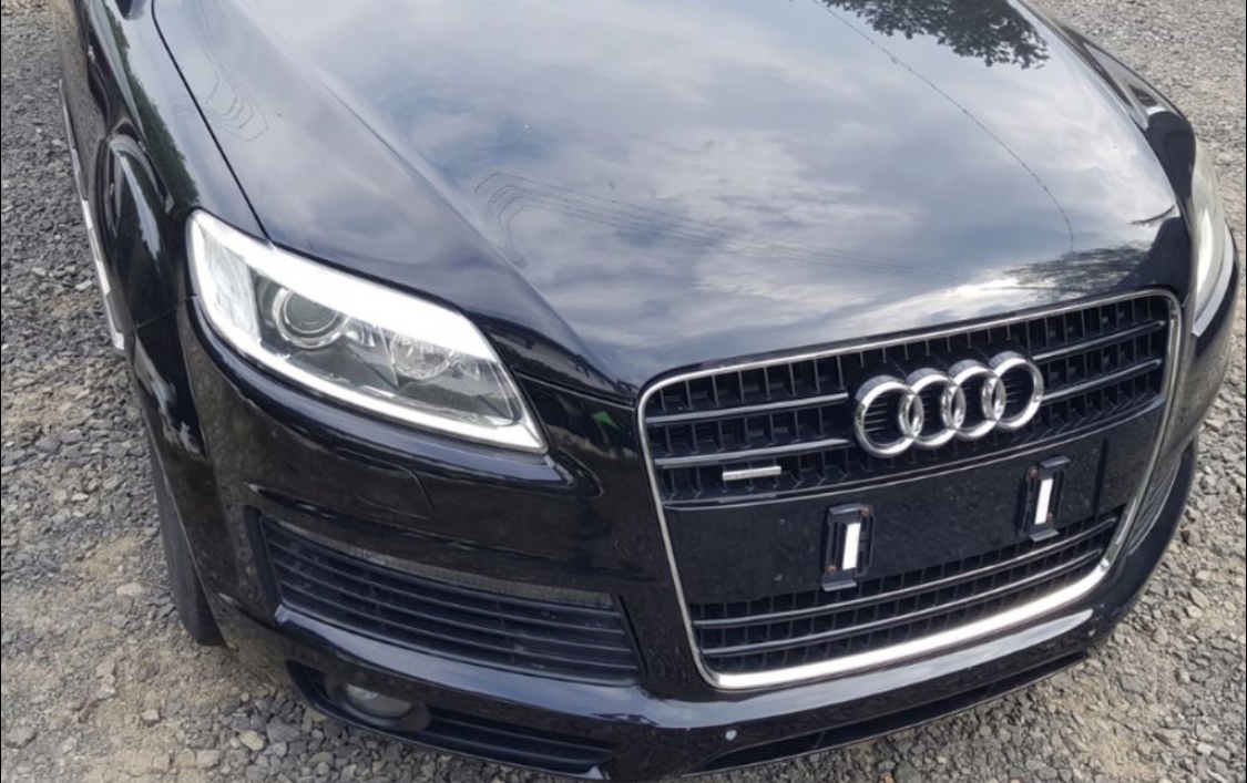 Audi Q7 predek
