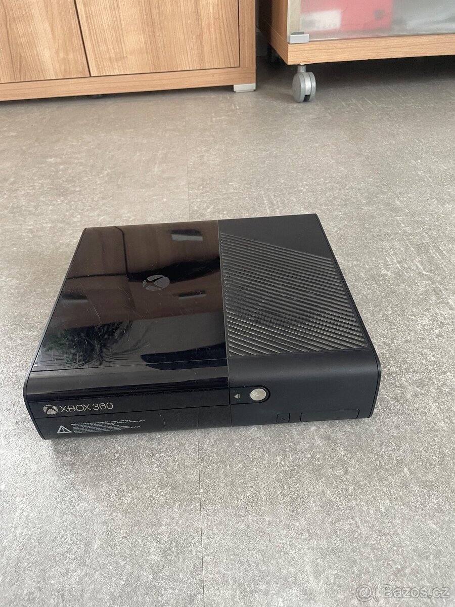 Prodám XBOX 360 + příslušenství a hry
