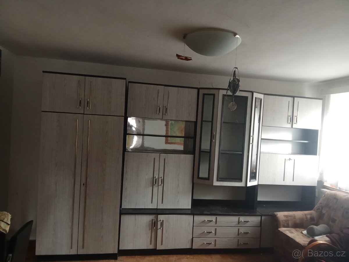 Prodám starší obývací stěnu