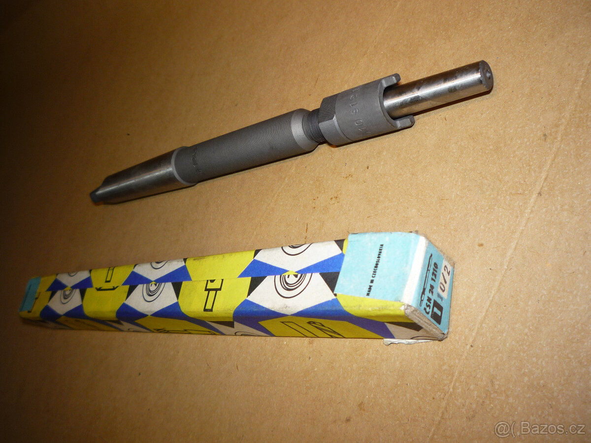 Držák nástrčných výstružníků a výhrubníků a unášeče