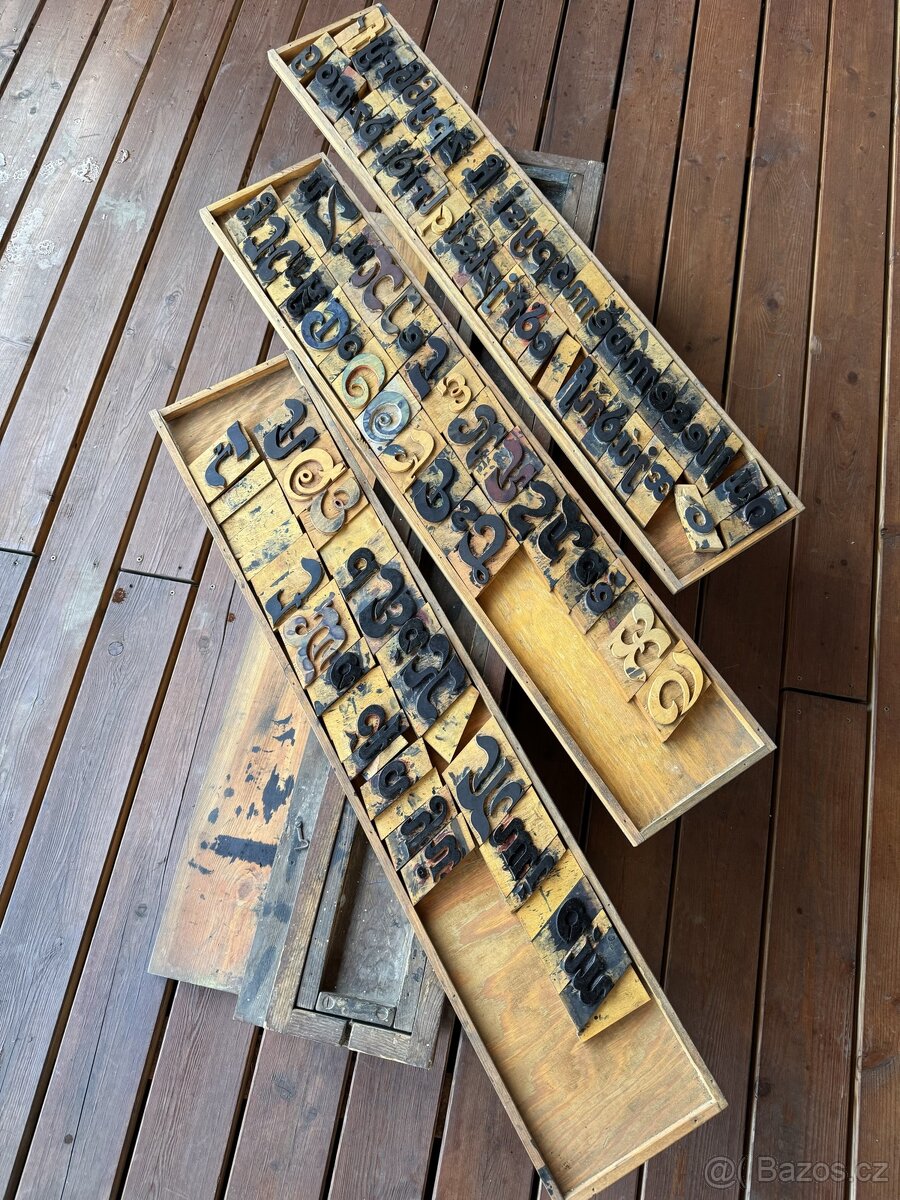 Starožitná sada razítek s písmeny