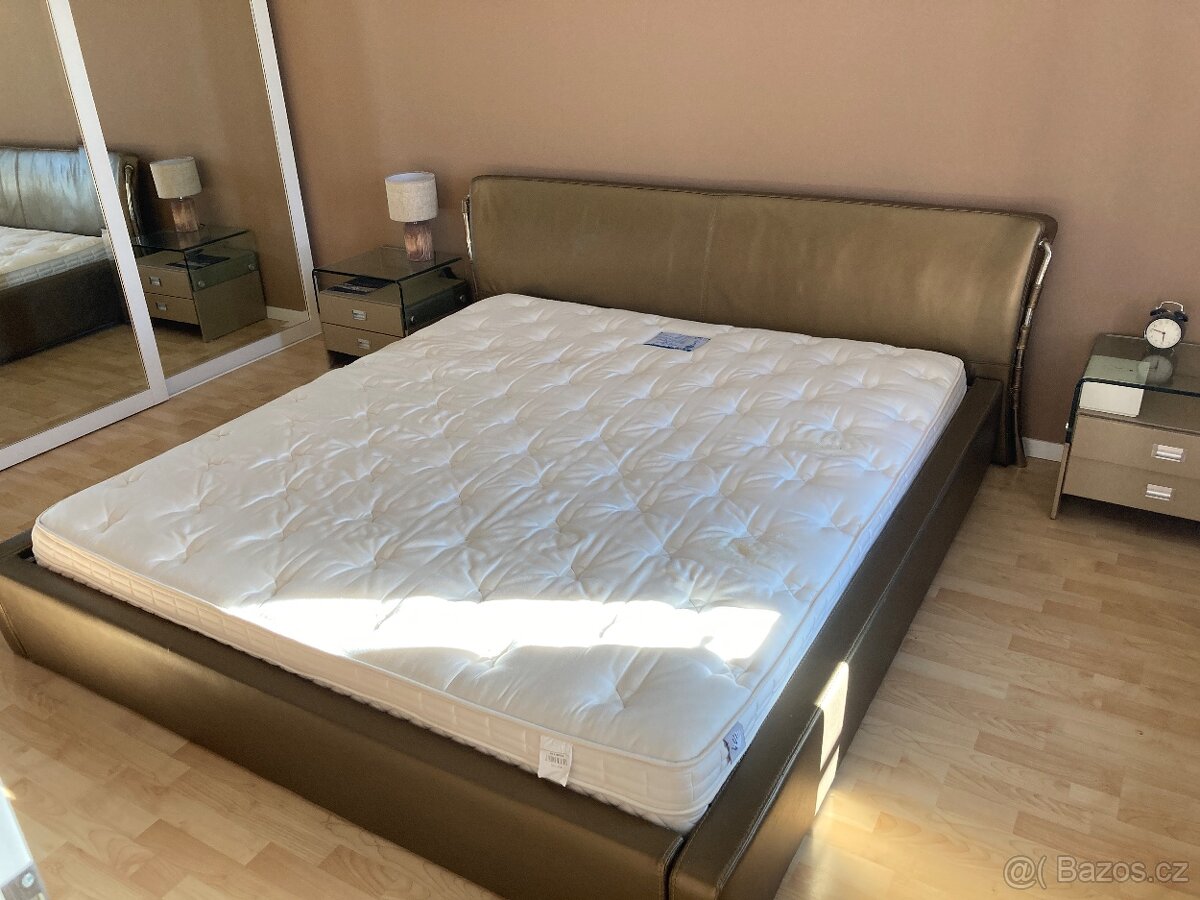 Postel s matraci a nočními stolky