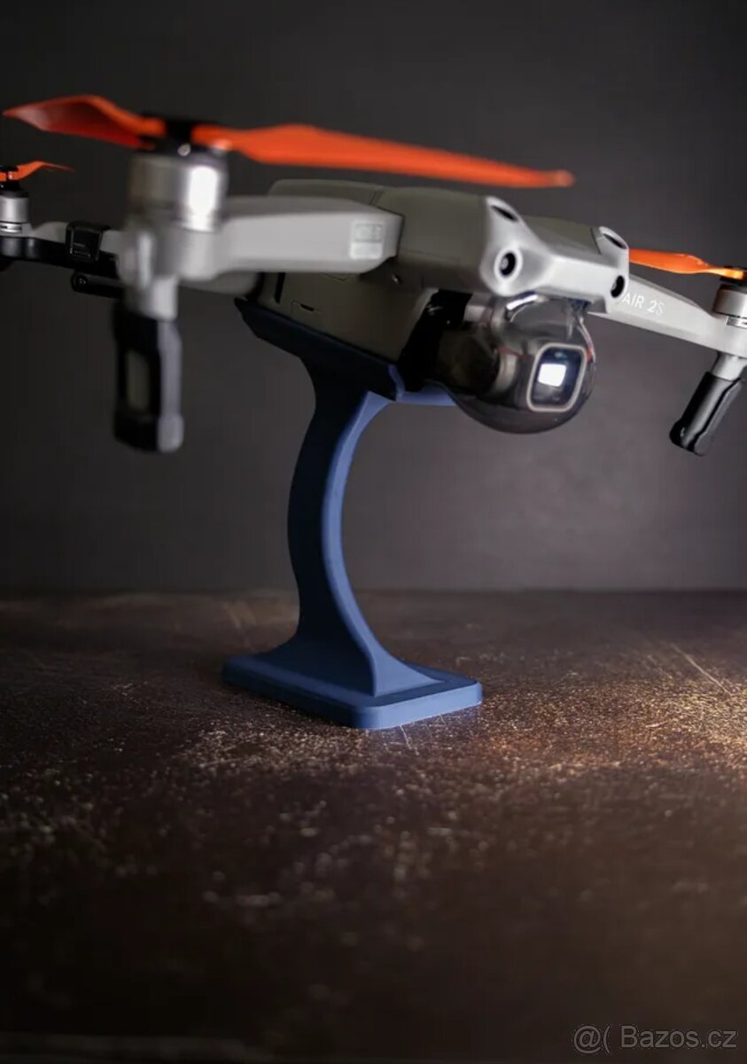 Stojan na dron s vyměnitelnými držáky