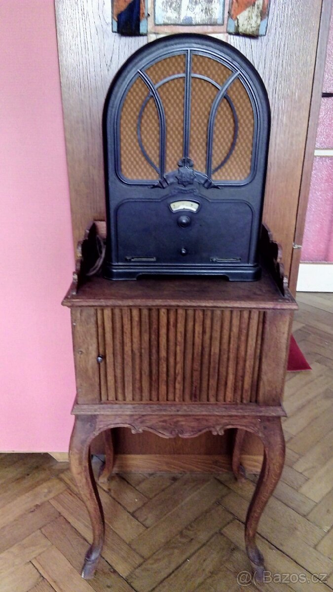 Staré funkční rádio Telefunken 270 po opravně u odborníka.