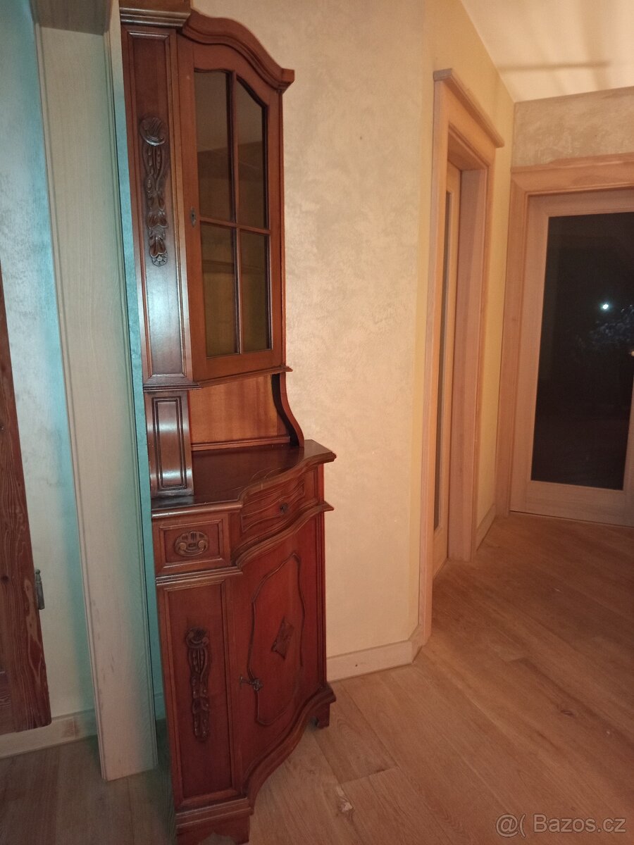 Starožitná rohová skříňka