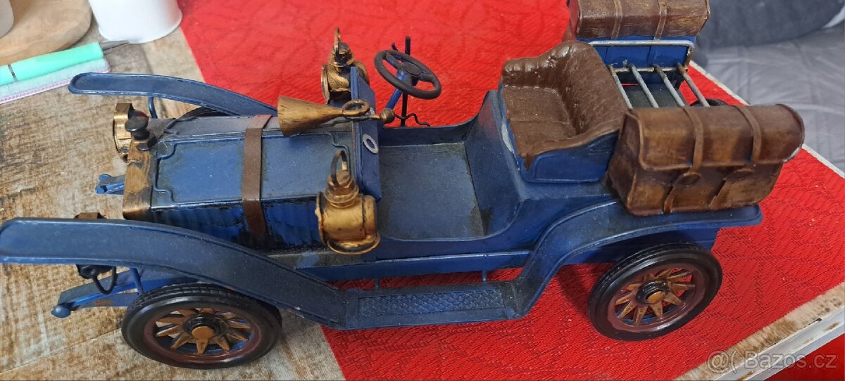Plechové staré autíčko
