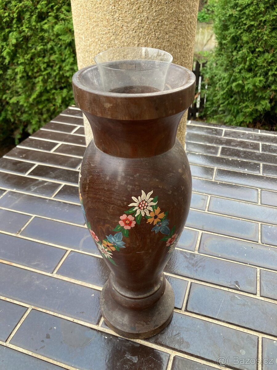 Dřevěná váza