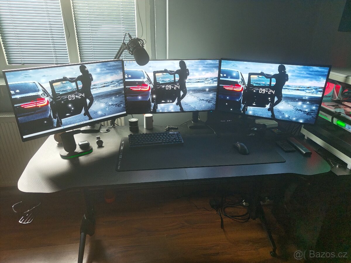 Držák pro tři monitory