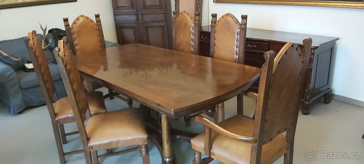 zámecký jídelní stůl se šesti židlemi