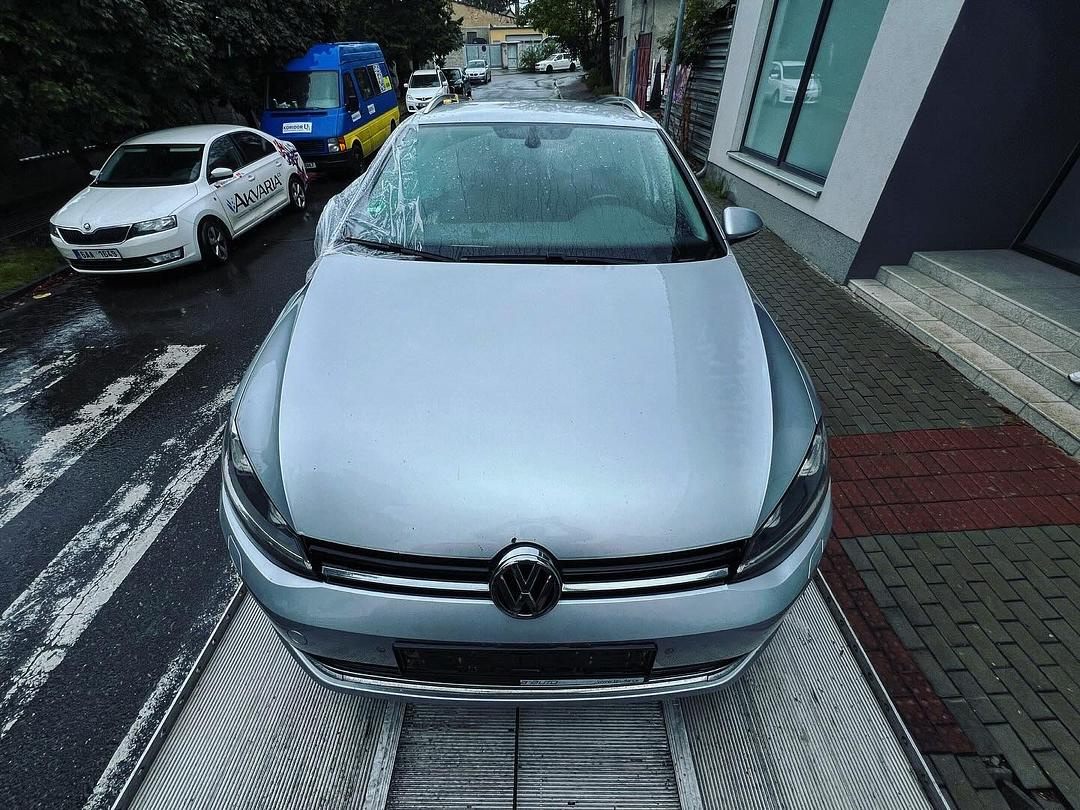 Vůz na náhradní díly VW Golf 7 kombi 2015 CRBC PFL LA7W