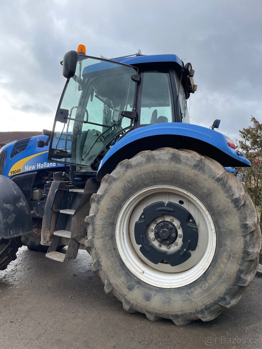 Traktor New holand T 8040