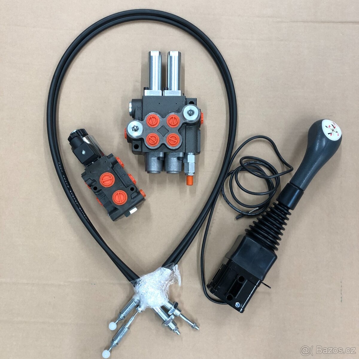 Sada hydraulického rozvaděče a joysticku pro čelní nakladač