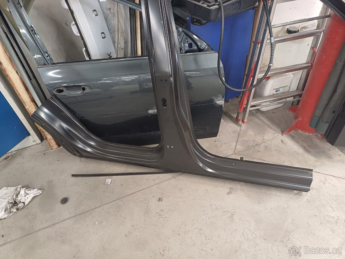 AUDI Q3 pravý práh
