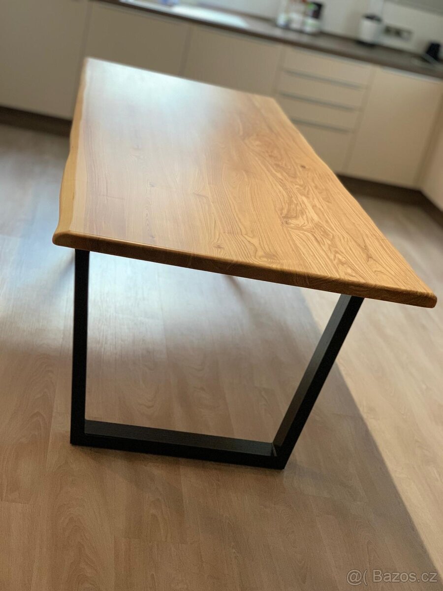 Prodám jídelní stůl IV