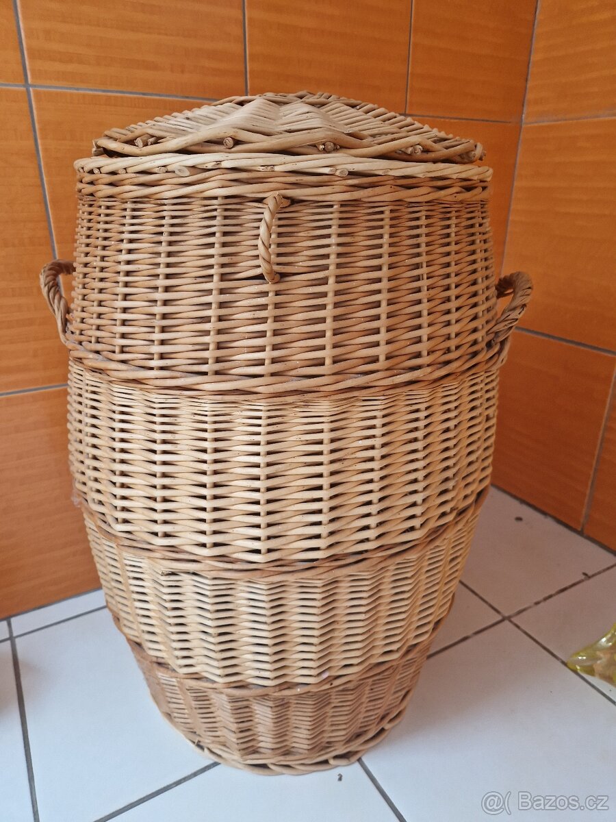 Proutěný koš na prádlo.