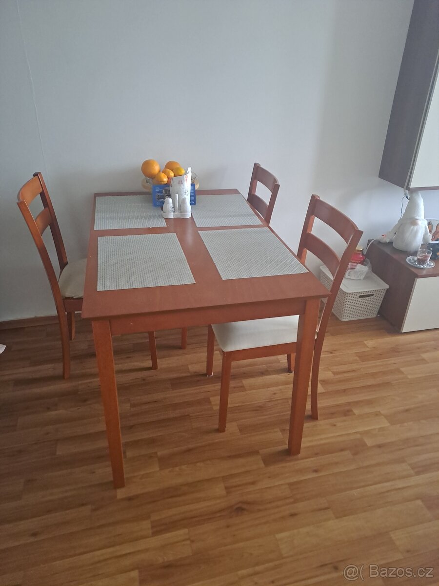 Jídelní stůl a 3 židle