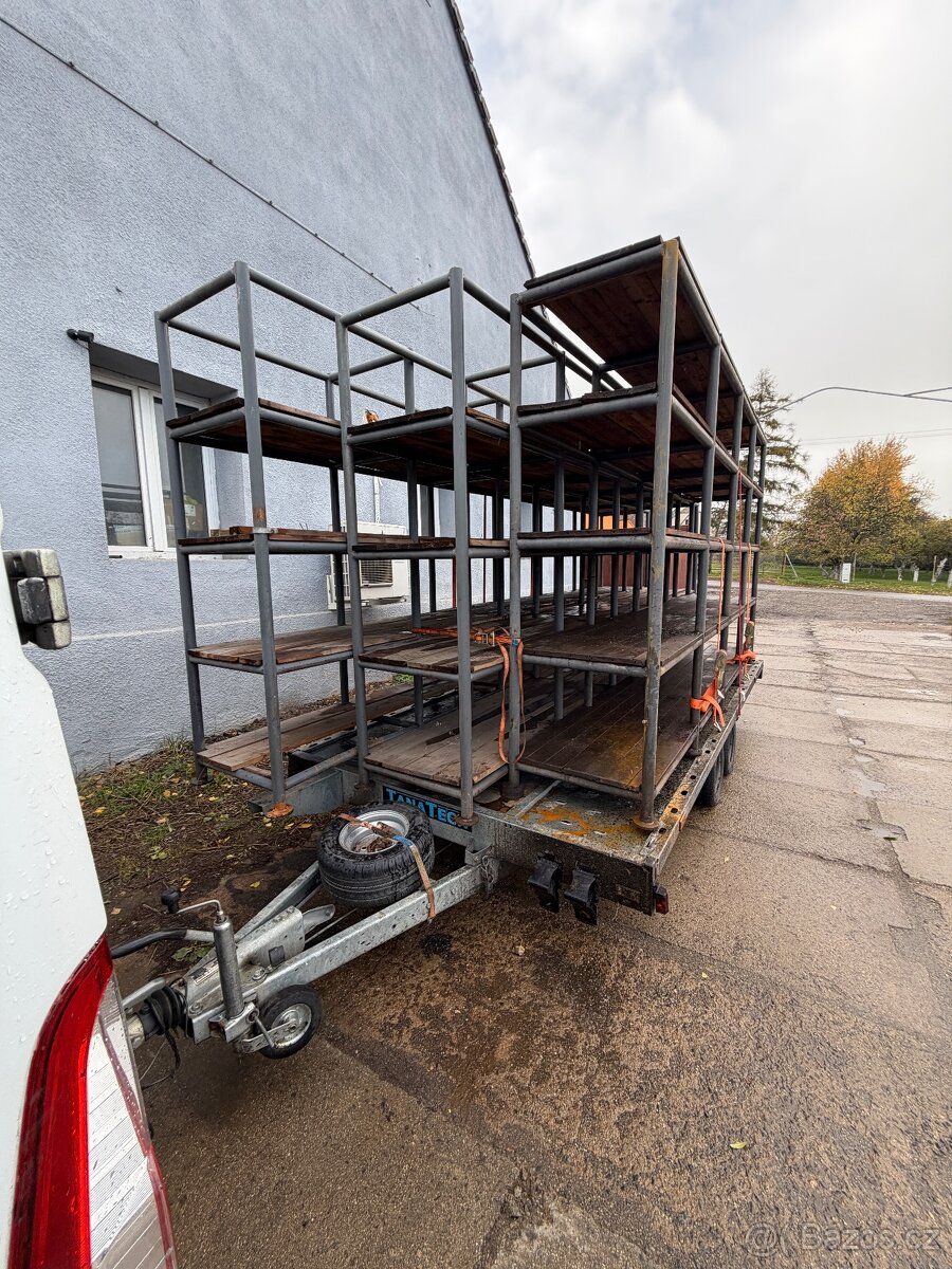 Masivní kovové regály