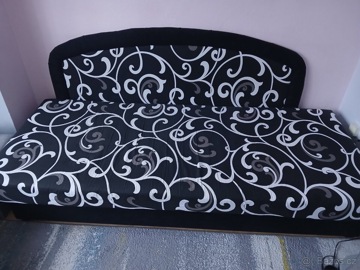 Válenda s uložným prostorem