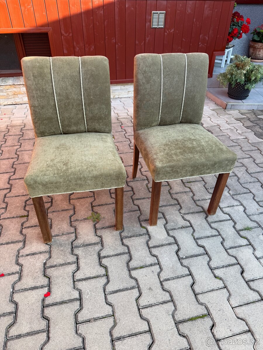 Staré polstrované židle zrenovované