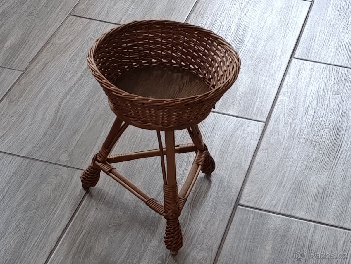 Proutěný stojan na kytky