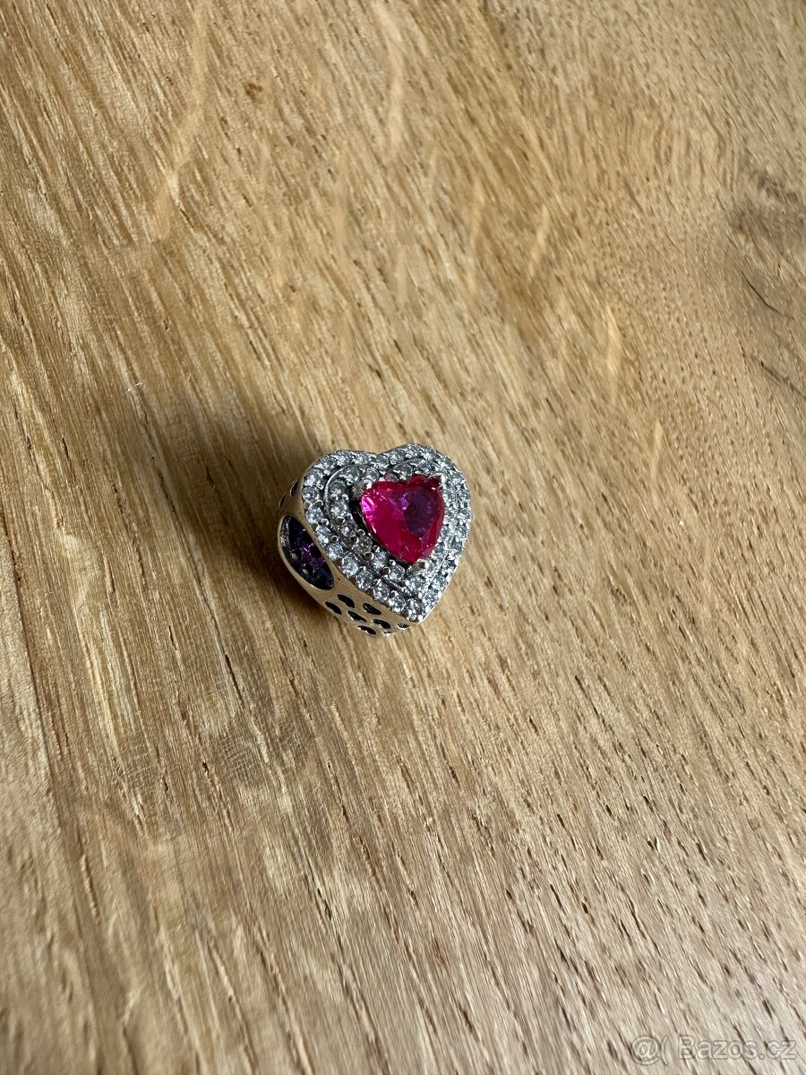Červené srdce s kamínky na Pandora náramek