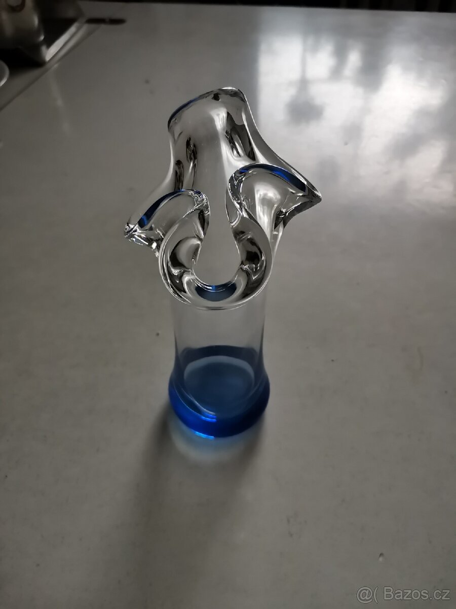 Vázička z hutniho skla