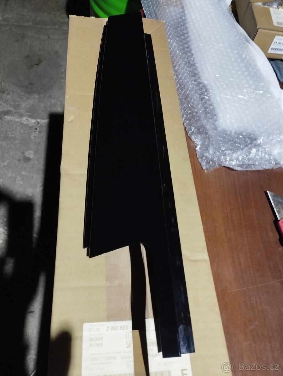 BMW X1 E84 zadní levý sloupek černý lesk