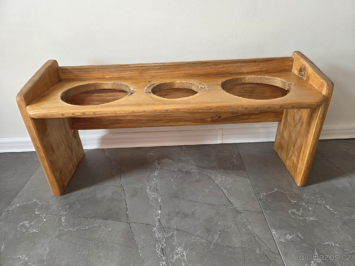 Dřevěný vyvýšený stojan na 3 misky