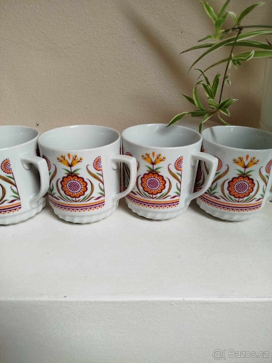 Hrničky nepoškozené 4 ks.+5skleniček na víno.