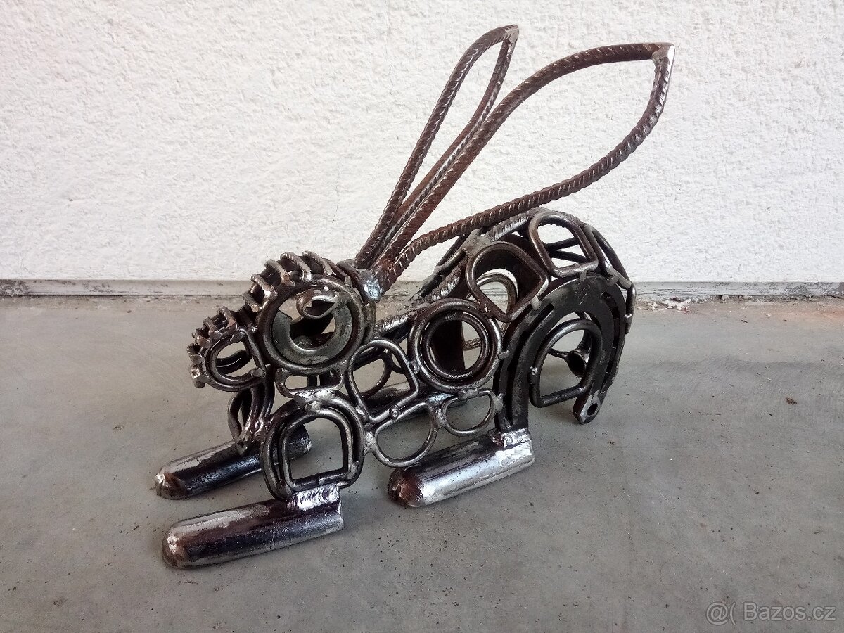 Kovová socha - Zajíc (prodej/pronájem)