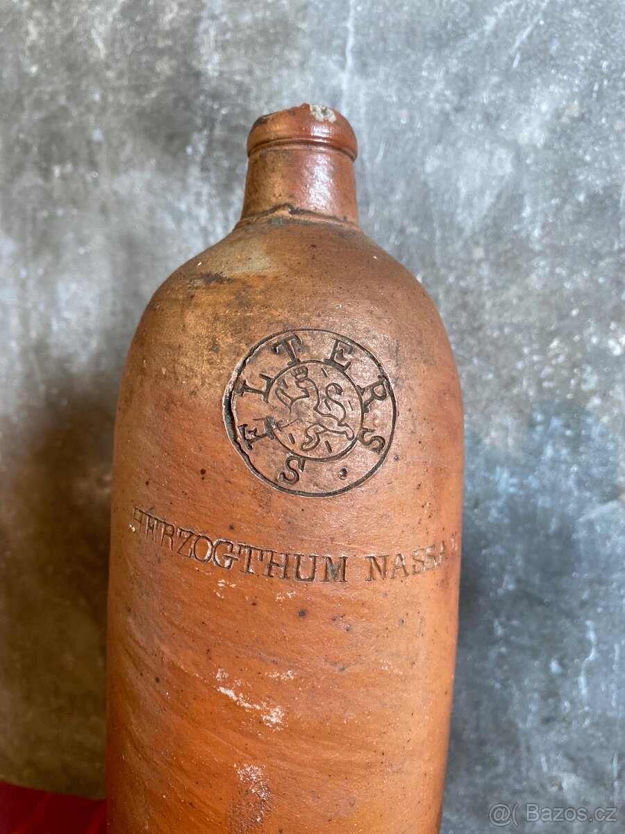 Staré keramické láhve