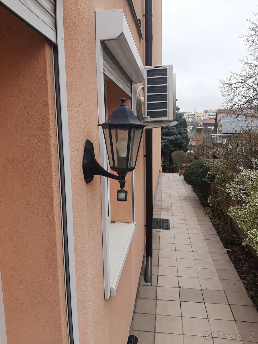 venkovní nástěnná lampa se senzorem pohybu