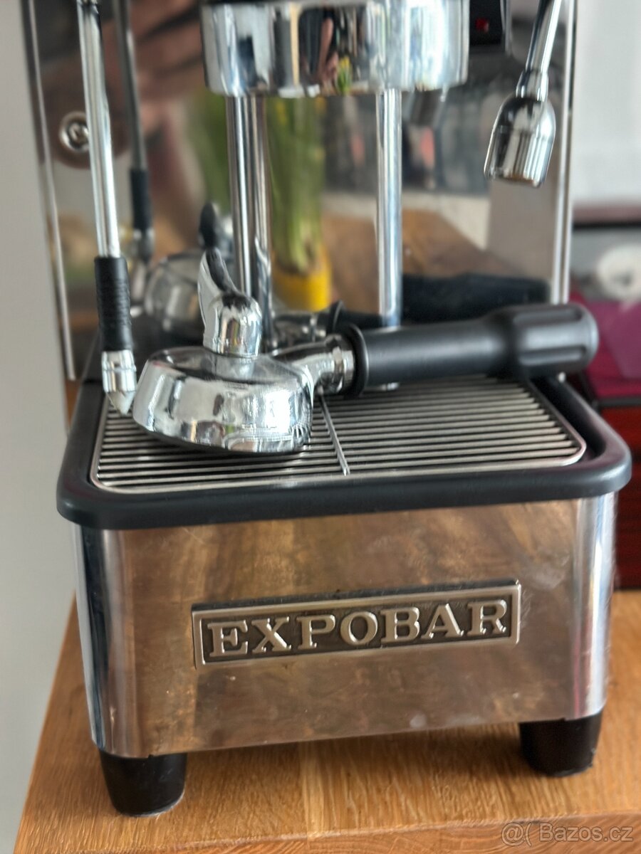 Pákový kávovar Expobar, mlýnek, pěnič mléka