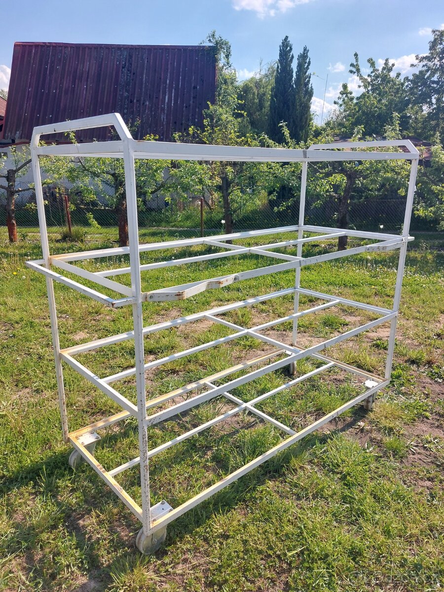 Regál na kolečkách