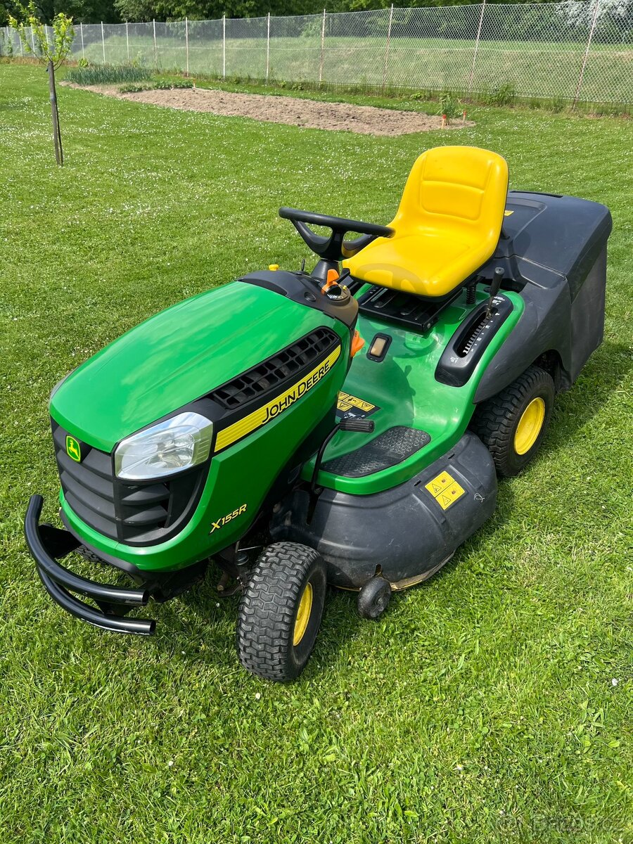 Zahradní traktor John Deere X155R