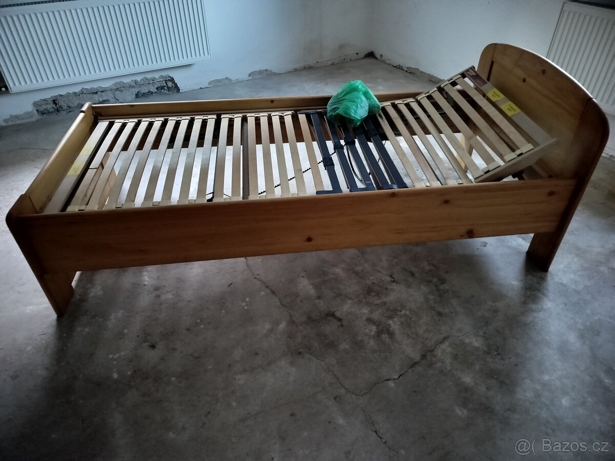 Polohovací dřevěná postel