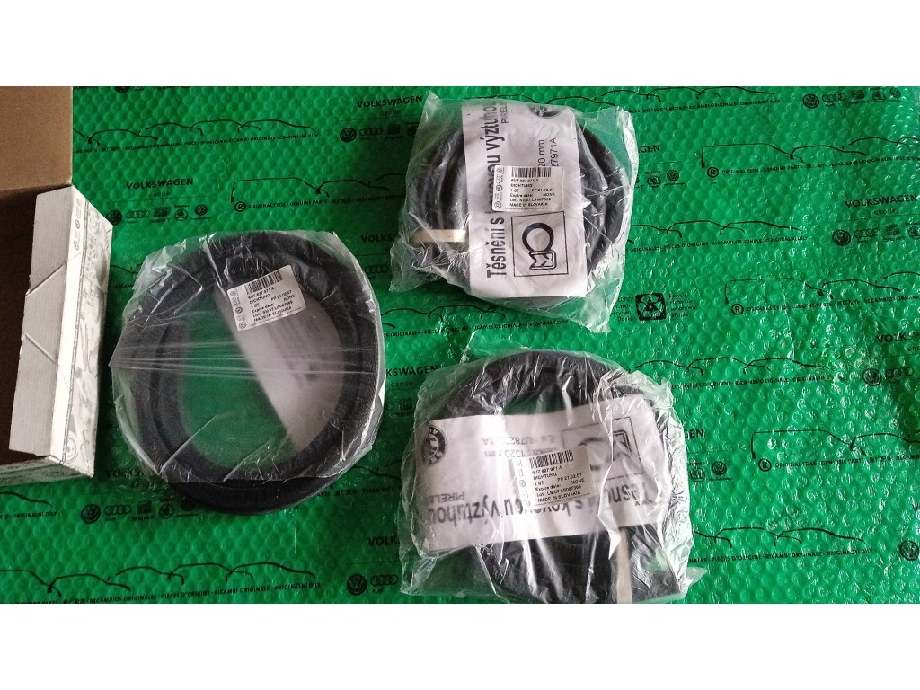 těsnění zadních dveří uprostřed 1320mm Škoda Felicia Pick-Up